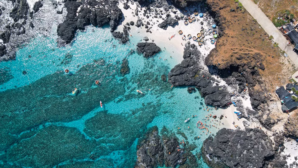 D'une superficie de moins d'un kilomètre carré, l'île de Bé est considérée comme les "Maldives du Vietnam". Photo de : Trang Vu - journal Lao Dong