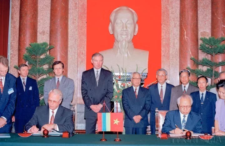 Le Premier ministre Vo Van Kiêt et son homologue lituanien Adolfas Slezevicius assistent à la cérémonie de signature de l'accord sur la promotion des investissements entre les deux pays (Hanoï, 27 septembre 1995). Photo : VNA