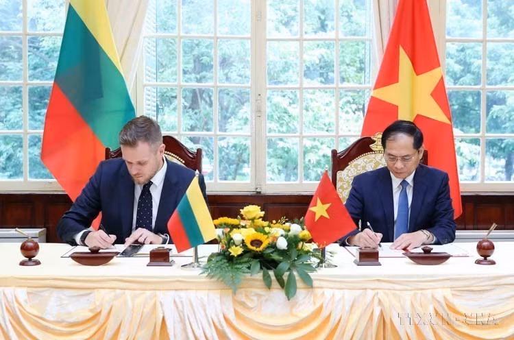 Le ministre vietnamien des Affaires étrangères Bui Thanh Son (droite) et son homologue lituanien Gabrielius Landsbergis signent un accord de coopération entre les ministères des Affaires étrangères des deux pays (Hanoï, 25 octobre 2023). Photo : VNA