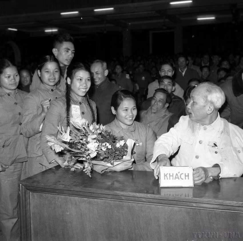 En janvier 1967, au cœur de la guerre du Vietnam, le Président Ho Chi Minh reçoit les délégués du Congrès d'émulation des jeunes volontaires, venus des quatre coins du Nord du Vietnam. Ce rassemblement, organisé en pleine tourmente, témoignait de la volonté inébranlable de la jeunesse vietnamienne de défendre leur Patrie face à l'agression américaine. Photo : VNA