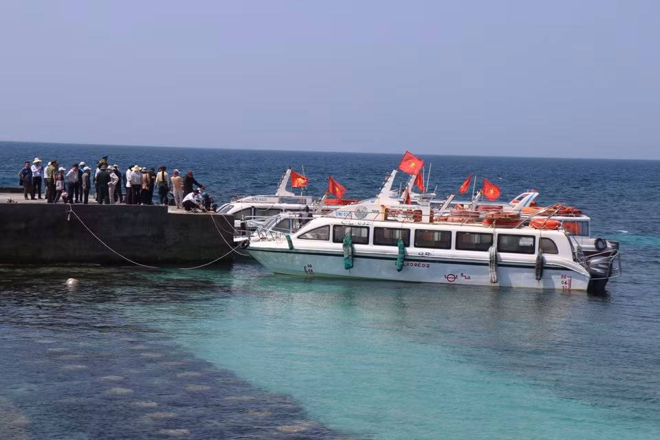 Depuis l’île de Lon, les visiteurs peuvent se rendre sur celle de Bé en seulement 15 minutes. Photo : Pham Cuong-VNA