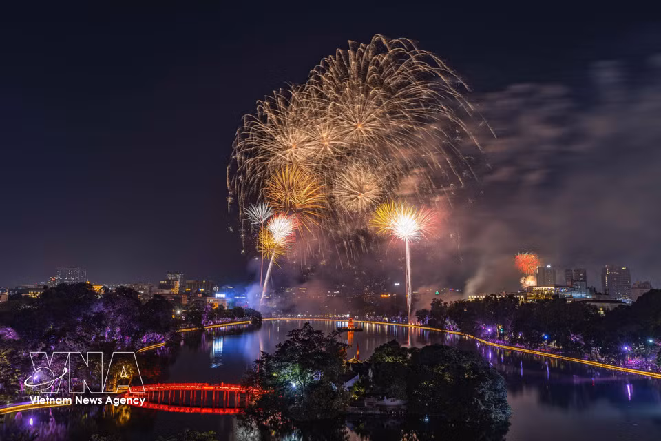 Un spectacle de feux d'artifice éblouissant illumine le ciel au-dessus du lac Hoan Kiem. Photo : VNA