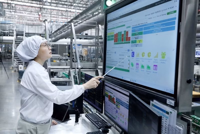 La transformation numérique joue un rôle crucial dans le développement national. En photo : des ouvriers de l’usine Bong Sen du groupe Nestlé Vietnam supervisent une ligne de production automatisée. Photo : VNA