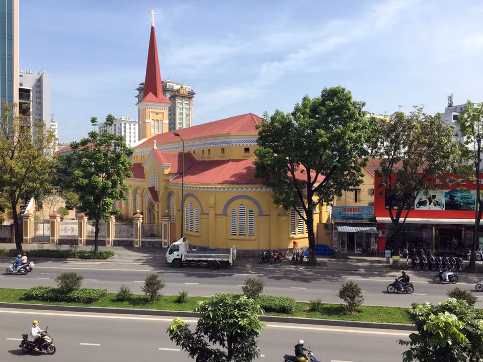 Témoin de l'héritage colonial, l'église Phanxico se distingue comme une œuvre majeure de l'architecture française au cœur de Huê. Photo : Do Truong – VNA
