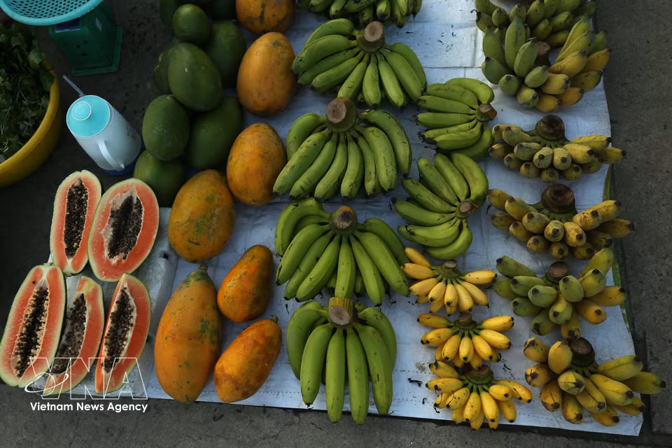 Les marchandises, principalement des produits du terroir, sont présentées avec soin et de manière attrayante. Photo : VNA