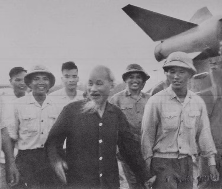 Le Président Hô Chi Minh rend visite au bataillon 61 du régiment de missiles 236, après la première victoire des Forces de missiles sol-air, le 26 août 1965. Photo : VNA