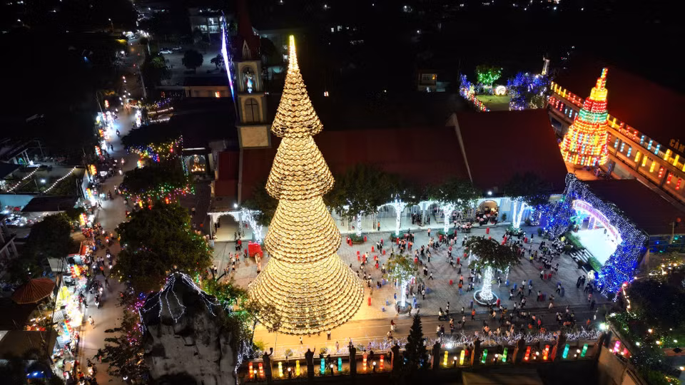 Le sapin en chapeaux coniques et ses milliers d'ampoules illuminent toute la zone. Photo : VNA