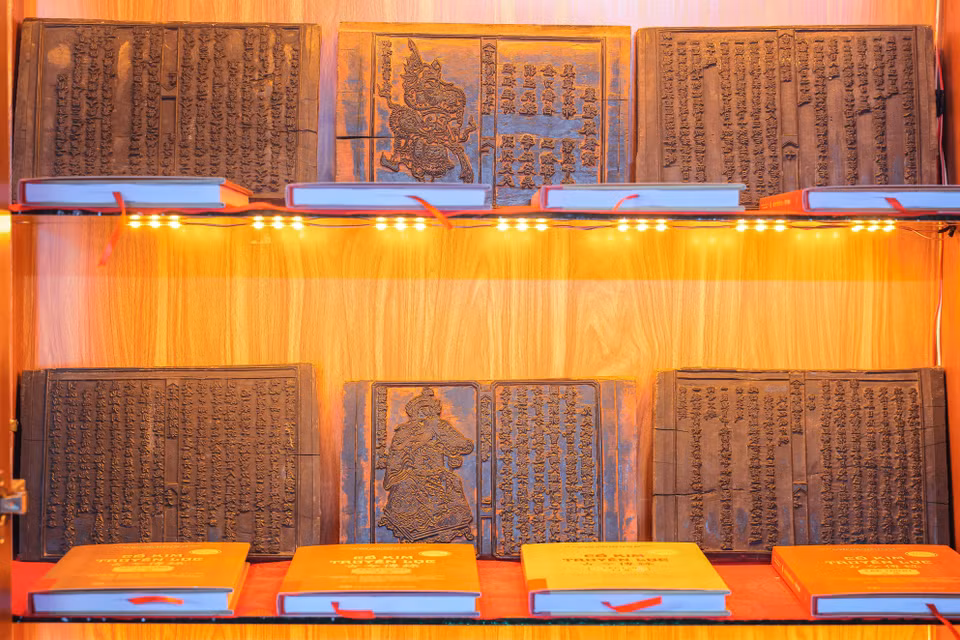 Les gravures sur bois étaient réalisées à la main par des artisans qualifiés. Chaque gravure représente une page du livre et nécessitait un travail minutieux pour reproduire les caractères chinois et les illustrations. Photo : VNA