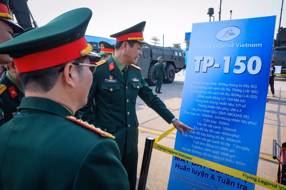 Le premier avion d'entraînement et de patrouille produit au Vietnam a rapidement suscité un vif intérêt au sein des unités spécialisées. Photo : Hoai Nam/Vietnam+
