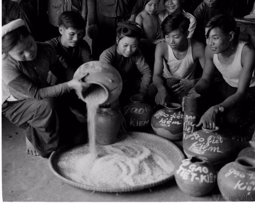 Les jeunes de Tam Son, dans un élan de solidarité, vident leurs pots d'épargne, symbole de leurs sacrifices pour constituer un fonds de soutien aux membres de l'Union de la Jeunesse communiste Hô Chi Minh(28 juin 1960). Photo : Duc Nhu – VNA