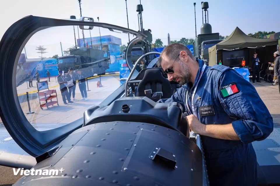 Il peut également être équipé de caméras et de radars spécialisés pour effectuer des missions de patrouille frontalière ou de surveillance côtière. Sa polyvalence en fait un atout précieux pour les forces de sécurité, permettant de détecter et de suivre les activités suspectes dans des zones étendue. Photo : Hoai Nam/Vietnam+