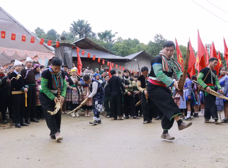 Danse de "khèn" (orgue à bouche) lors de la fête. Photo : VNA