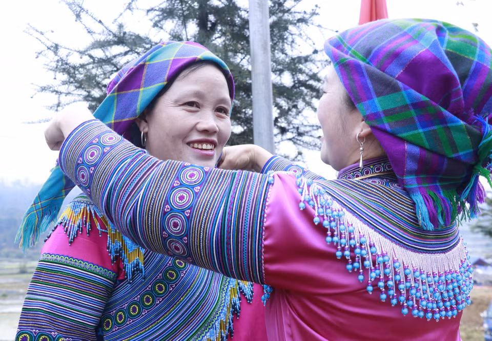 Préparatifs des femmes Mông pour le culte de la forêt Photo : VNA