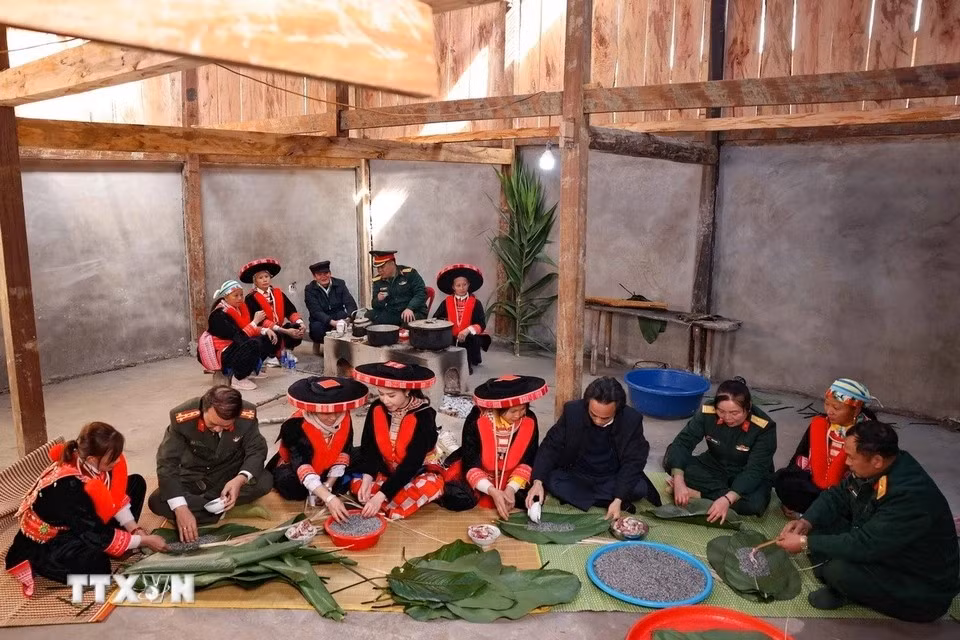 La journée de préparation des banh chung gù pour le Têt est un véritable moment de partage et de convivialité pour chaque famille Dao rouge de Nguyên Binh, où les générations se rassemblent autour de gestes ancestraux. (Photo : Thanh Tung/VNA)