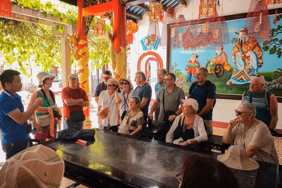 Quang Nam est une destination de choix pour de nombreux touristes internationaux qui souhaitent s'immerger dans l'histoire et la culture vietnamiennes. Cette province du centre du Vietnam offre une combinaison unique de sites historiques, de paysages naturels magnifiques et d'une culture locale riche. Photo : Hoang Hieu - VNA