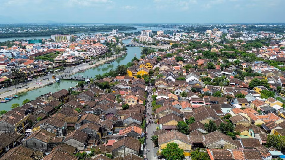 Située le long de la rivière Hoài, la vieille ville de Hôi An possède une architecture unique, mélange d'influences vietnamiennes, chinoises et japonaises, ce qui lui confère un caractère exceptionnel. Photo : Quoc Khanh - VNA
