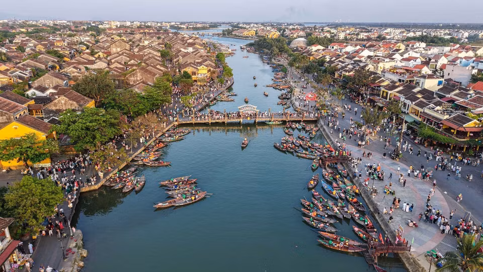 Hôi An est un véritable musée à ciel ouvert, avec ses temples anciens, ses maisons de marchands et ses ateliers d'artisanat traditionnel, ce qui en fait une destination très prisée des touristes. Photo : Hoang Hieu - VNA