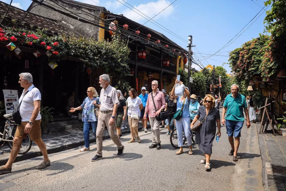 Touristes internationaux dans la vieille ville de Hôi An. Photo : Quoc Khanh – VNA