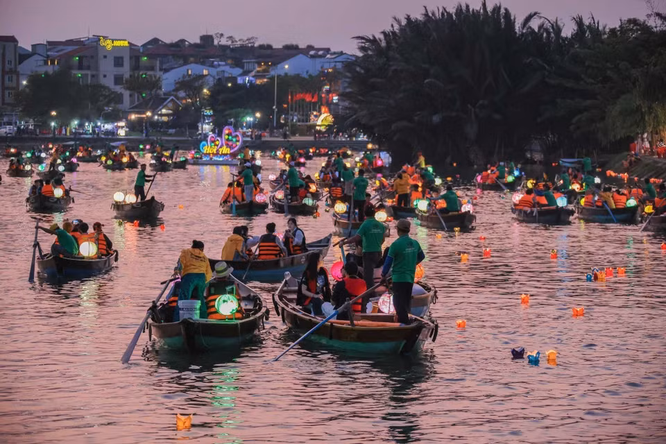 Les balades en bateau sur la rivière Hoài sont une activité incontournable pour les touristes. Photo : Hoang Hieu - VNA