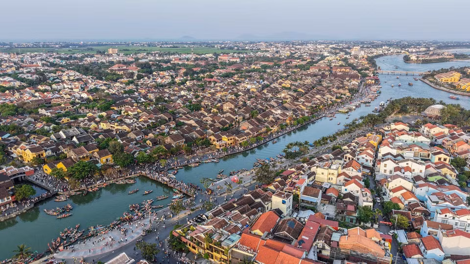 La vieille ville de Hôi An, reconnue par l'UNESCO comme patrimoine culturel mondial, continue d'être une destination de prédilection de tous les touristes nationaux et internationaux. Photo : Hoang Hieu – VNA
