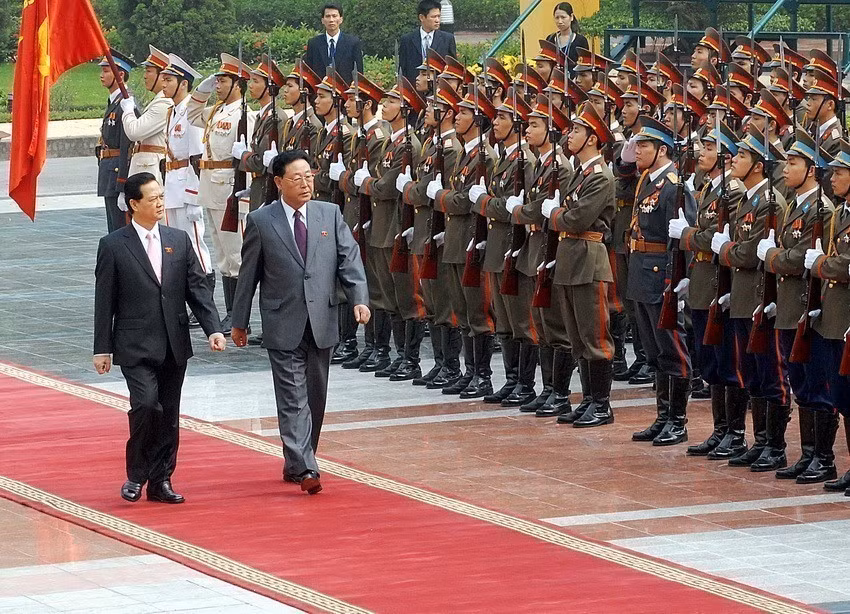 Le Premier ministre Nguyen Tan Dung a présidé la cérémonie d'accueil du Premier ministre de la RPDC, Kim Yong-il, en visite officielle au Vietnam du 26 au 30 octobre 2007. Photo : Nhan Sang – VNA