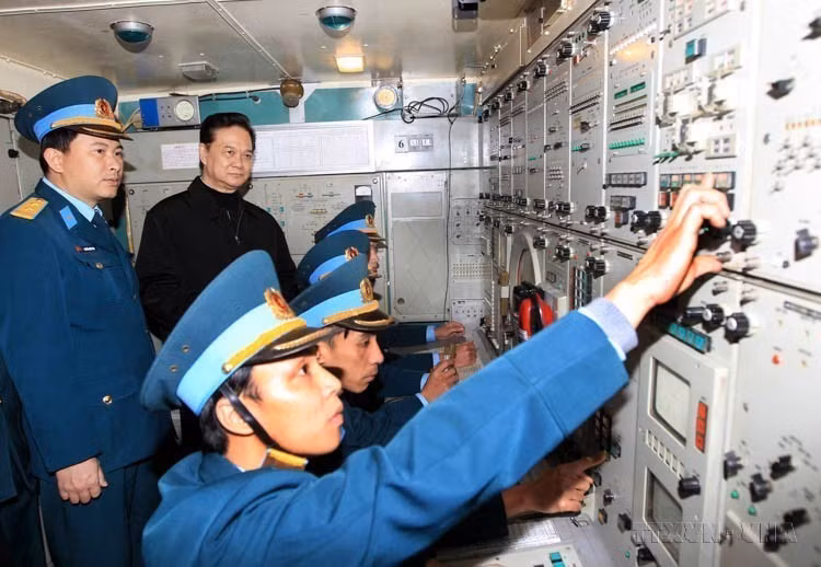 Le Premier ministre Nguyên Tân Dung rend visite à l’Unité 64 (Division 361 de défense aérienne) pour inspecter le service de permanence et l’état de préparation au combat, le 13 janvier 2013. Photo : VNA