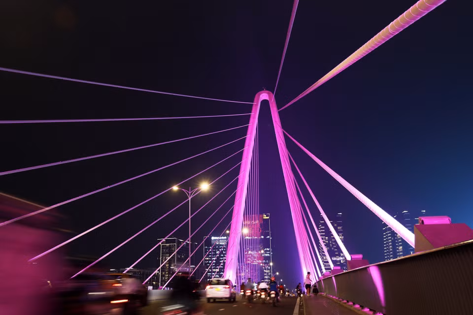 Le pont Ba Son, reliant le centre-ville à la zone urbaine de Thu Thiêm, qui a mis en service fin 2024 la première phase de son éclairage artistique, sera prochainement équipé de LED supplémentaires pour créer des effets dynamiques thématiques. Photo : Hong Dat – VNA