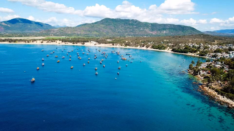 Vue plongeante sur la plage et les bateaux depuis le cap Vi Rong. Photo : Thanh Trung/Vietnamtourisme