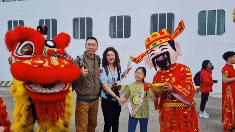Cérémonie d'accueil de 600 touristes chinois au port international de passagers d'Ha Long, province de Quang Ninh. Il s'agissait du premier navire de croisière international à accoster au port international de passagers d'Ha Long au début de l’année du Dragon 2024. Photo : VNA