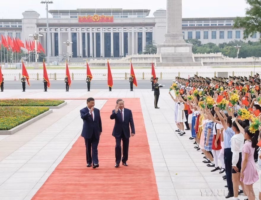 Le secrétaire général du CC du PCC et président chinois, Xi Jinping (à gauche), préside la cérémonie d'accueil du secrétaire général du CC du PCV et président vietnamien, To Lam, en visite d'État en Chine du 18 au 20 août 2024. Photo : VNA