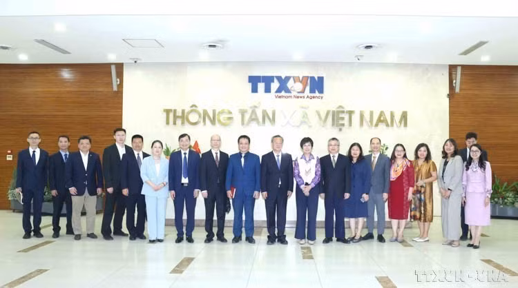 La directrice générale de l'Agence vietnamienne d’Information (VNA), Vu Viet Trang, travaille avec une délégation du Quotidien du Peuple (Chine) dirigée par son rédacteur en chef, Chen Jianwen, le 24 mars 2025, à Hanoï. Photo : VNA