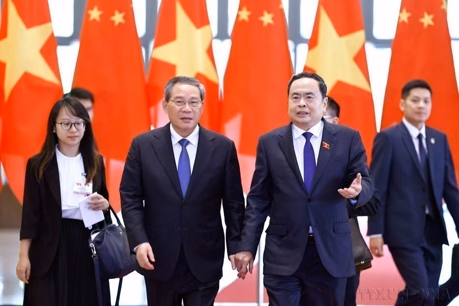 Le 13 octobre 2024, à Hanoï, le président de l'Assemblée nationale du Vietnam, Tran Thanh Man (1er plan, à droite), rencontre le Premier ministre chinois, Li Qiang, lors de sa visite officielle au Vietnam. Photo : VNA