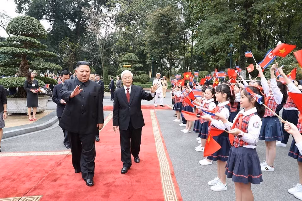Le secrétaire général du PCV et président Nguyen Phu Trong préside la cérémonie d'accueil de Kim Jong-un, président du Parti des travailleurs de RPDC et président de la Commission des affaires d'État de la RPDC, en visite officielle d'amitié au Vietnam (Hanoï, le 1er mars 2019). Photo : Tri Dung – VNA