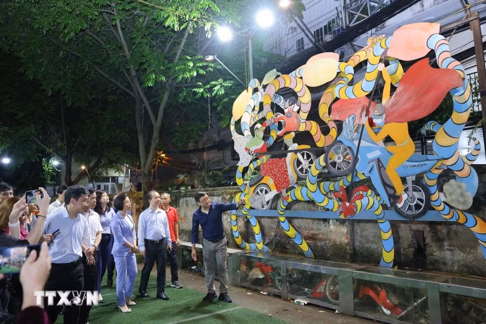 Considérant le tourisme comme un secteur économique clé et incitant les visiteurs à venir et à revenir, Hanoï se concentre sur l’innovation à la fois dans le contenu et dans la forme des activités touristiques. (Photo : Thanh Tung/VNA)