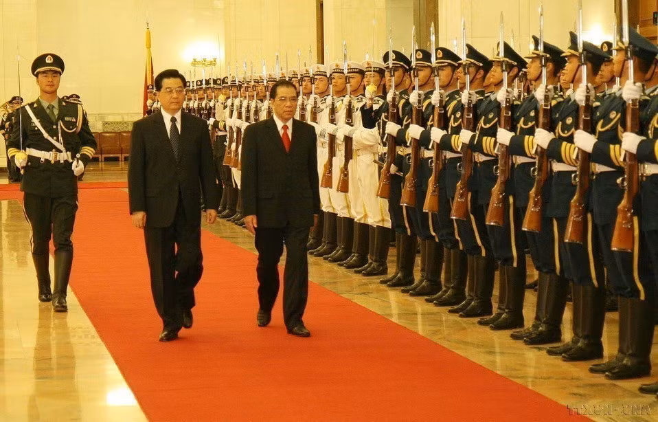 En mai 2008, lors de la visite du secrétaire général du PCV, Nong Duc Manh (à droite), en Chine, les relations de « coopération globale » entre le Vietnam et la Chine ont été élevées au rang de « partenariat de coopération stratégique globale ». Photo : Xuan Tuan - VNA