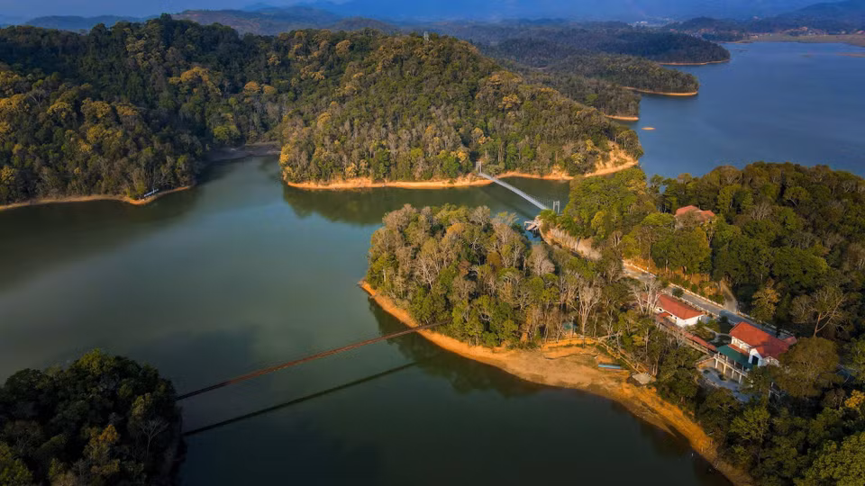 Les ponts suspendus du lac Pa Khoang ajoutent une dimension unique à ce lieu pittoresque. Photo : VNA