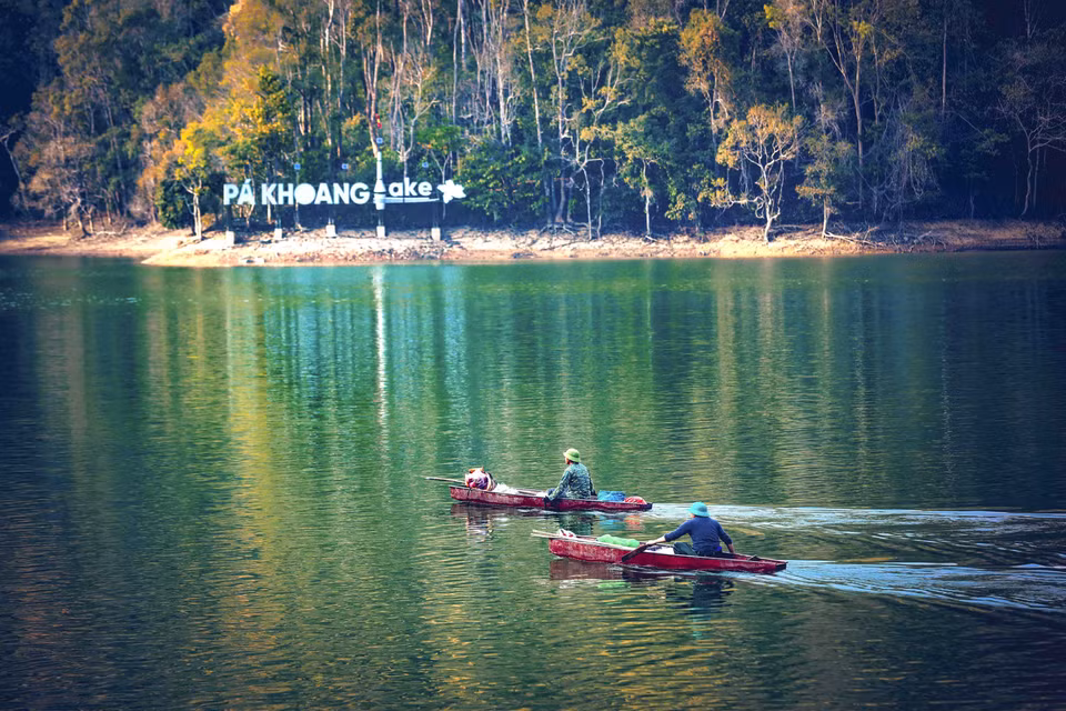 Pêcheurs au lac Pa Khoang. Photo : VNA