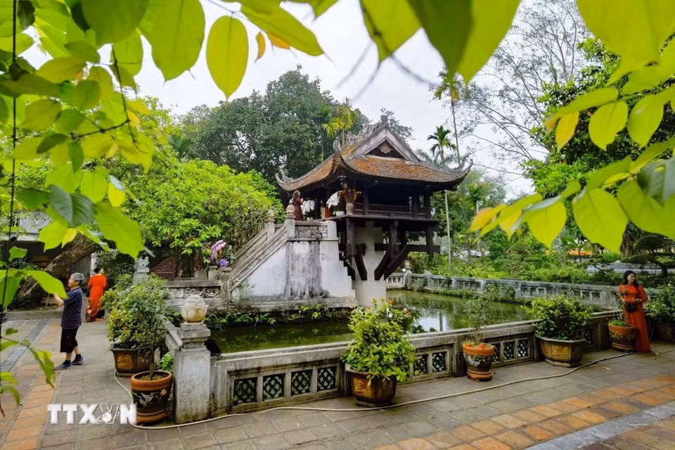 Les Vietnamiens considèrent chùa Môt Côt (pagode au pilier unique) comme un des symboles de la capitale millénaire. Ce petit édifice religieux bouddhique carré en bois, posé sur une colonne au milieu d’un étang carré couvert de lotus, trône gracieusement dans l’arrondissement de Ba Dinh à Hanoï. (Photo : Thanh Tung/VNA)