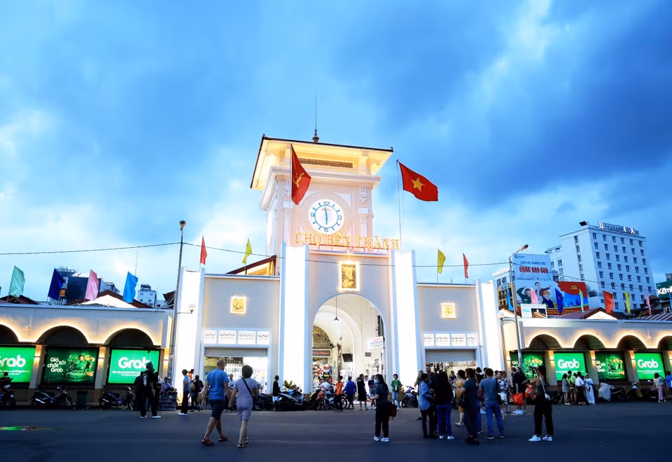 Le marché Ben Thanh, emblème touristique de Hô Chi Minh-Ville, s'illumine à la tombée de la nuit. Photo : Hong Dat – VNA
