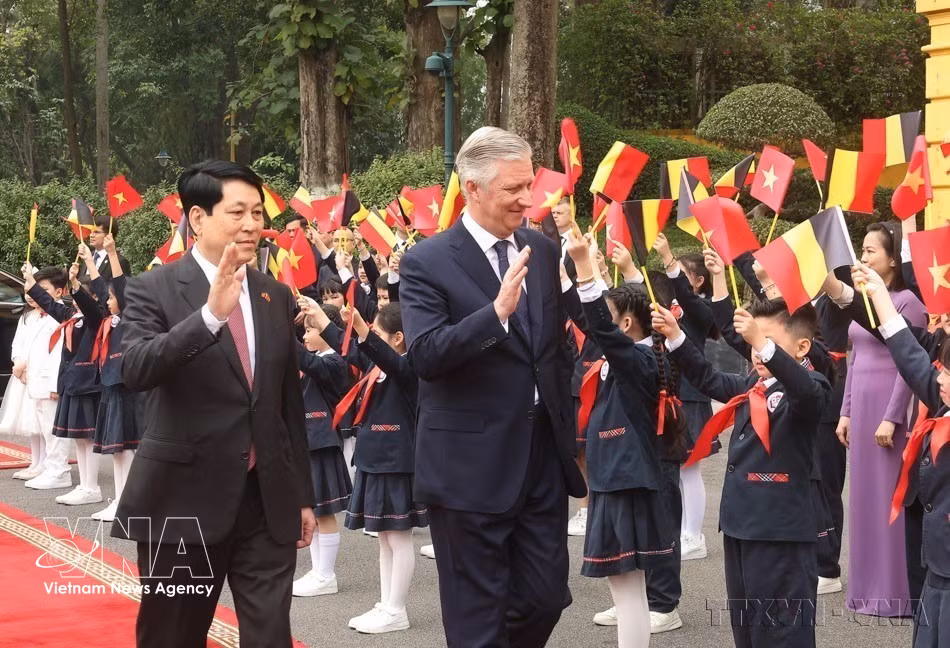 Le président de la République Luong Cuong et son épouse président la cérémonie d'accueil officiel du roi Philippe et de la reine de Belgique, en visite d'État au Vietnam (Hanoï, 1er avril 2025). Photo : VNA