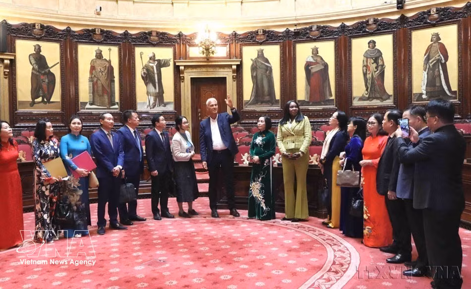 La vice-présidente de l'Assemblée nationale Nguyen Thi Thanh et la délégation parlementaire vietnamienne visitent le siège du Sénat belge le 17 septembre 2025. Photo : VNA