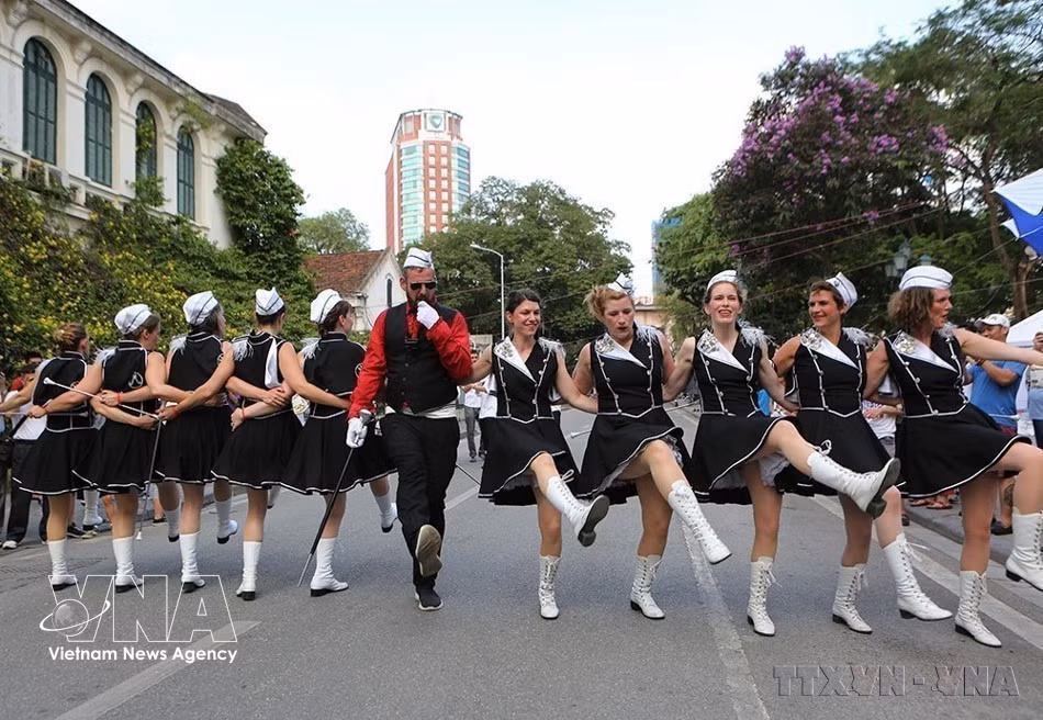 La danse majorette exécutée par des jeunes filles belges lors du programme « A Touch of Belgium – Un aperçu de la Belgique » sur la rue piétonne du lac Hoan Kiem. Photo : VNA