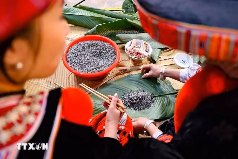 L'emballage du banh chung gù est un savoir-faire transmis de mère en fille. Les femmes, véritables gardiennes de cette tradition, guident patiemment les jeunes générations dans cet art ancestral. (Photo : Thanh Tung/VNA)