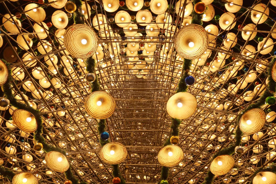 La décoration mêlant chapeaux coniques, ampoules, guirlandes et boules confère à l'ouvrage un aspect féérique. Photo : VNA