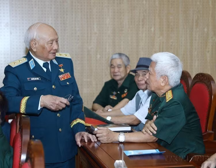 Le lieutenant-général Nguyên Van Phiêt, Héros des Forces armées, célèbre pour avoir abattu de nombreux avions américains durant la « campagne des 12 jours et nuits », aux côtés d’anciens combattants lors de la rencontre commémorative des 60 ans des Forces de missiles sol-air. Photo : VNA