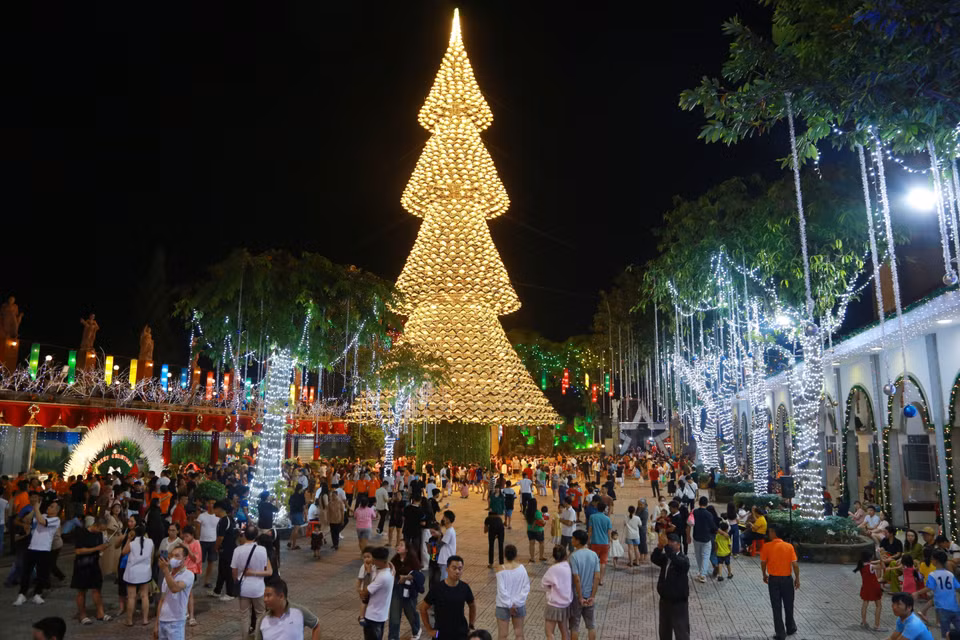 Des milliers de personnes se rassemblent chaque soir pour assister au moment de l'illumination du sapin. Photo : VNA