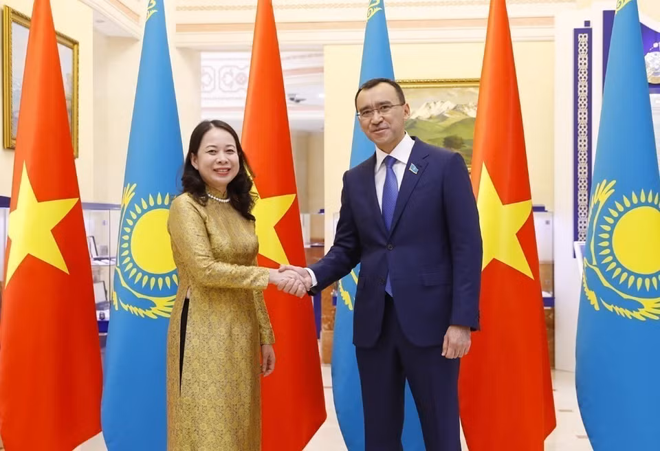 La vice-présidente de la République Vo Thi Anh Xuân rencontre le 12 octobre 2022 le président du Sénat du Kazakhstan Maulen Ashimbayev, lors de sa visite pour assister au 6e Sommet de la Conférence sur l'interaction et les mesures de confiance en Asie (CICA) à Astan, au Kazakhstan. Photo : VNA