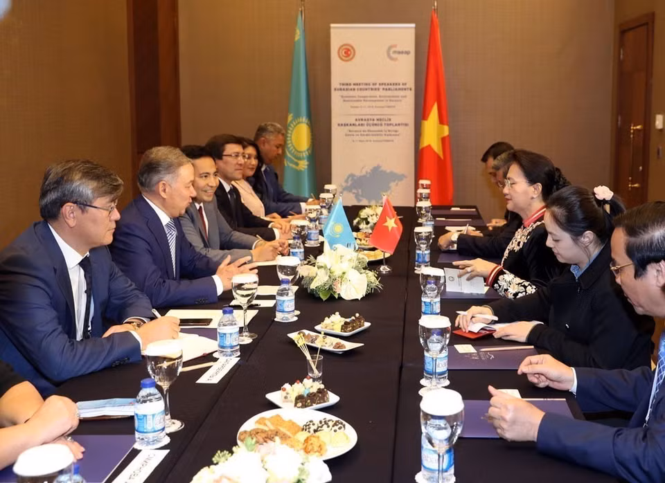 Lors de la 3e Conférence des présidents des parlements eurasiatiques, tenue à Antalya (Turquie), la présidente de l'Assemblée nationale vietnamienne Nguyên Thi Kim Ngân rencontre le président de la Chambre basse du Parlement kazakh Nurlan Nigmatulin dans l'après-midi du 9 octobre 2018. Photo : VNA
