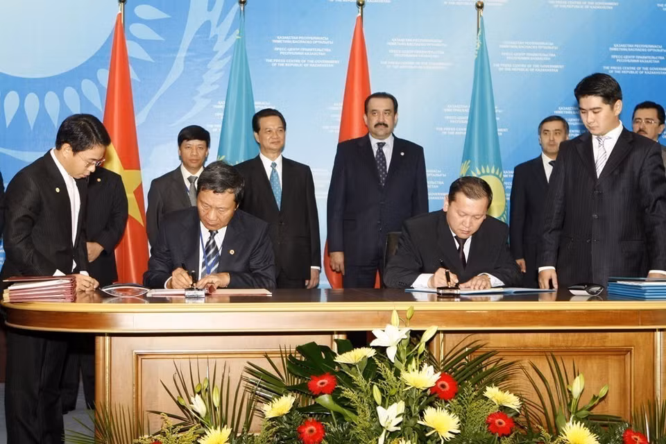 Le Premier ministre kazakh Karim Masimov et son homologue vietnamien Nguyên Tân Dung assistent à la cérémonie de signature de l'accord entre les deux gouvernements sur les citoyens vietnamiens travaillant au Kazakhstan et les citoyens kazakhs travaillant au Vietnam (15 septembre 2009). Photo : VNA
