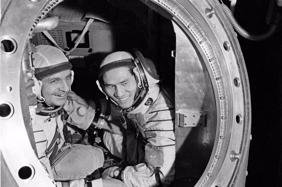 Le pilote Pham Tuan (droite) est devenu le premier astronaute vietnamien à voler dans l'espace le 23 juillet 1980, à bord du vaisseau spatial Union 37, avec le cosmonaute soviétique Victor Gorbatko. Photo : VNA